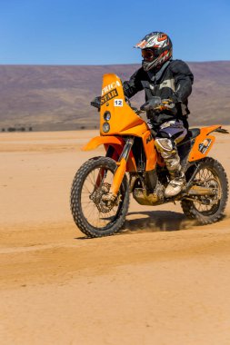 AIT Saoun, Fas - 22 Şubat 2016: Kask binicilik bisiklet AIT Saoun çöl Fas tanımlanamayan erkekte.
