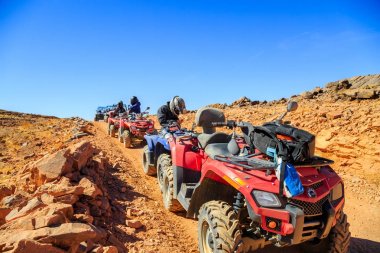 AIT Saoun, Fas - 23 Şubat 2016: Gün batımında çölde Quad Bisiklet