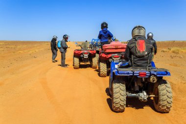 AIT Saoun, Fas - 23 Şubat 2016: Atv AIT Saoun çöl, miğfer Emanet önlem için Fas turist.