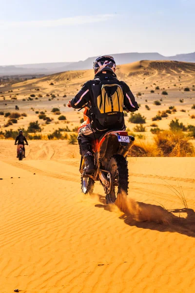 AIT Saoun, Fas - 25 Şubat 2016: kask binicilik bisiklet AIT Saoun çöl Fas adamın arka vue