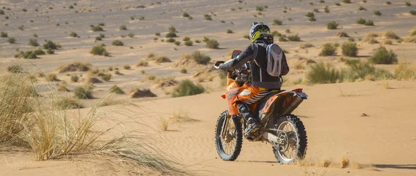 Ait Saoun, Marrocos - 25 de fevereiro de 2016: volta vue de homem de capacete andar de bicicleta no deserto de Ait Saoun, Marrocos — Fotografia de Stock