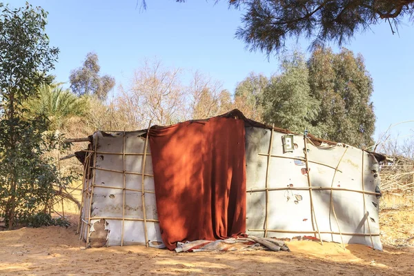 Merzouga, Morocco - February 26, 2016: Hut in the desert of Morocco — Stock Photo, Image