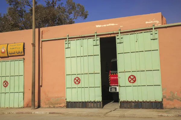 Tinghir, Fas - 27 Şubat 2016: İtfaiye garaj kapısı açılıyor