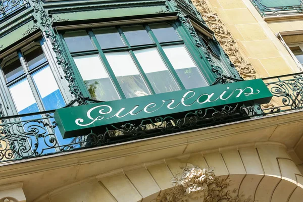 Paris, France - July 14, 2014: Guerlain storefront on the Champs Elysees — Stock Photo, Image