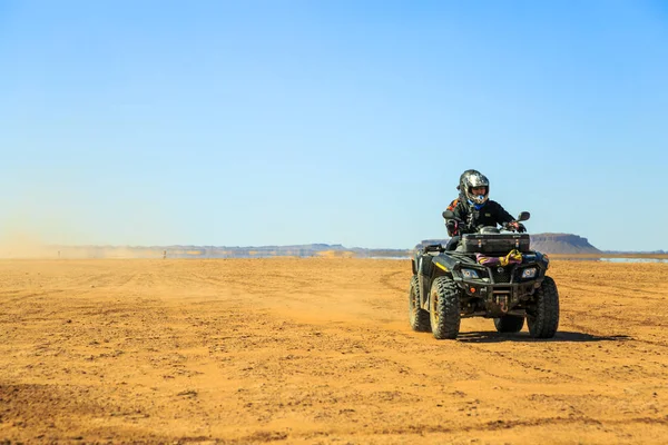 Ait Saoun, Marrocos - 22 de fevereiro de 2016: Homem andando de quadriciclo na areia — Fotografia de Stock