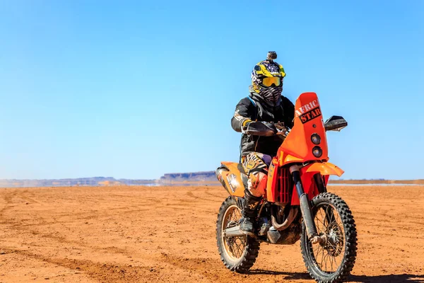 Ait Saoun, Maroc - 22 février 2016 : Homme non identifié en casque à vélo dans le désert d'Ait Saoun au Maroc . — Photo