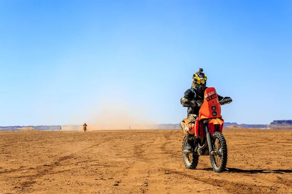 Ait Saoun, Maroc - 22 février 2016 : Homme non identifié en casque à vélo dans le désert d'Ait Saoun au Maroc . — Photo