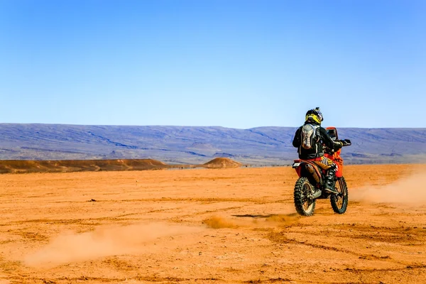 AIT Saoun, Fas - 22 Şubat 2016: Kask binicilik bisiklet AIT Saoun çöl Fas erkekte nadir görünümünü.