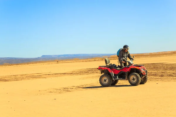 Ait Saoun, Marrocos - 22 de fevereiro de 2016: Homem andando de quadriciclo na areia — Fotografia de Stock