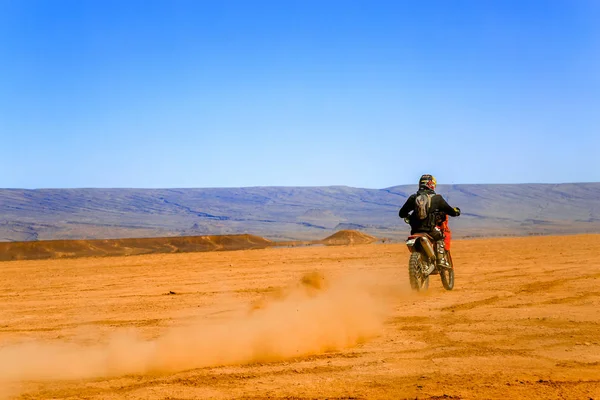 AIT Saoun, Fas - 22 Şubat 2016: Kask binicilik bisiklet AIT Saoun çöl Fas erkekte nadir görünümünü.
