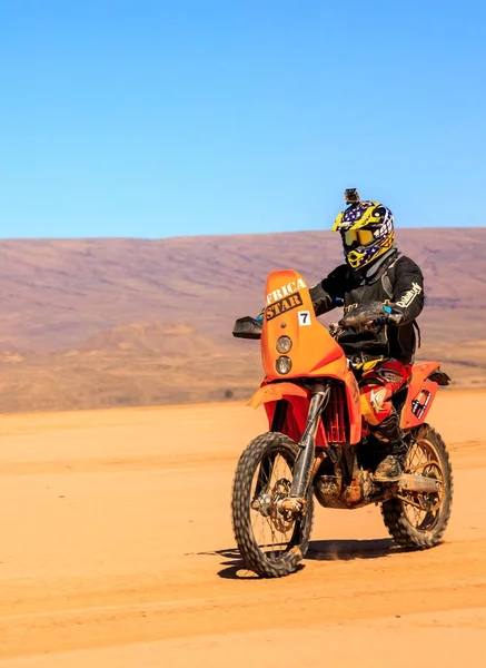 Айт Саун, Марокко - 22 февраля 2016 года: Неизвестный мужчина в шлеме на велосипеде в пустыне Айт Саун в Марокко . — стоковое фото