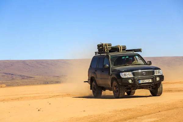 Ait Saoun, Marocco - 22 febbraio 2016: Uomo che guida toyota land cruiser nel deserto — Foto Stock