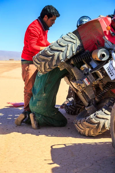 AIT Saoun, Fas - 22 Şubat 2016: adam çölde araba tamir etmeye çalıştığını — Stok fotoğraf