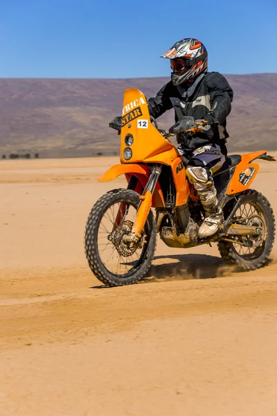 AIT Saoun, Fas - 22 Şubat 2016: Kask binicilik bisiklet AIT Saoun çöl Fas tanımlanamayan erkekte.