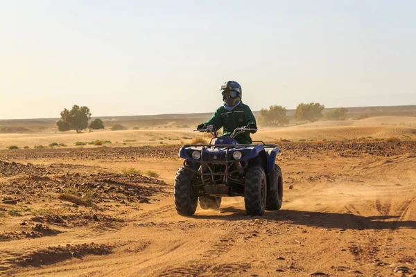 Turisti che pilotano un quad nella punta del deserto marocchino — Foto Stock