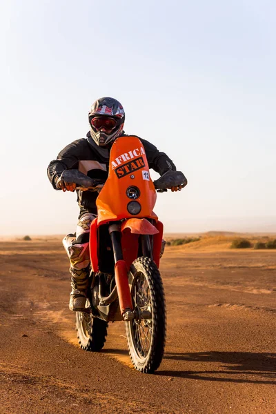 Ait Saoun, Maroc - 22 février 2016 : coureur à moto dans le désert jour d'été — Photo