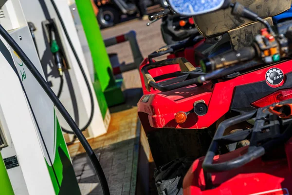 Ait Saoun, Marruecos - 23 de febrero de 2016: Atv RZR 800 en la gasolinera para recarga de gas en el pueblo de Ait Saoun en Marruecos . — Foto de Stock