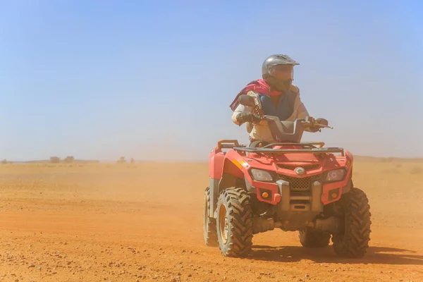 Ait Saoun, Maroc - 23 février 2016 : un touriste pilote un quad dans le désert marocain — Photo