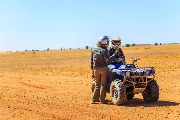 Ait Saoun, Maroc - 23 février 2016 : Des hommes debout en quad dans le désert — Photo