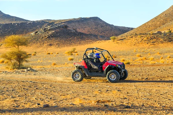 Ait Saoun, Marocco - 23 febbraio 2016: Uomo in quadriciclo — Foto Stock