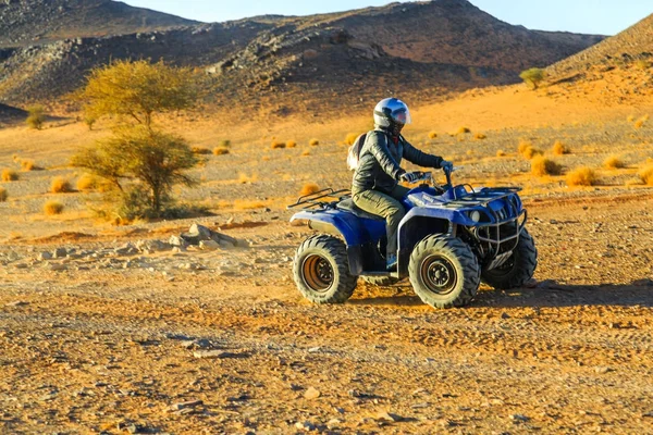 Ait Saoun, Marocco - 23 febbraio 2016: Donna in quad nel deserto — Foto Stock