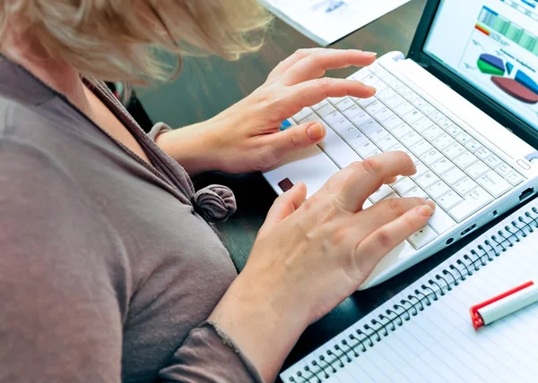 Gros plan de la main d'une femme d'affaires tapant sur un ordinateur portable — Photo