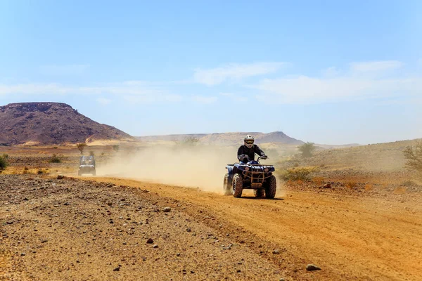 Jeune homme en quad dans le désert — Photo