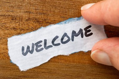 Hoş geldiniz kavramı ve grunge arka plan üzerinde eski kağıt üzerinde yazılı Tema