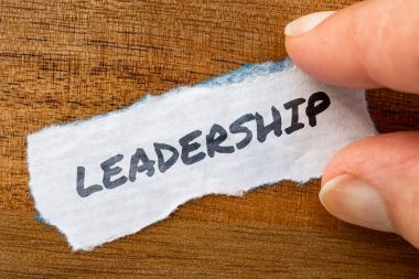 Liderlik kavramı ve grunge arka plan üzerinde eski kağıt üzerinde yazılı Tema