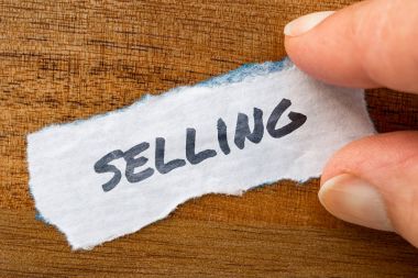 Satış konsepti ve grunge arka plan üzerinde eski kağıt üzerinde yazılı Tema