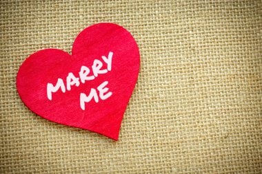 Bir çuval bezi kumaş üzerine izole kalp. Sevgililer günü ve aşk kavramı