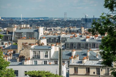 Bir kentsel alanda endüstriyel bir alanını çevreleyen, Paris, Fransa, yüksek bir noktadan alınan bir görünümünü gösterir.