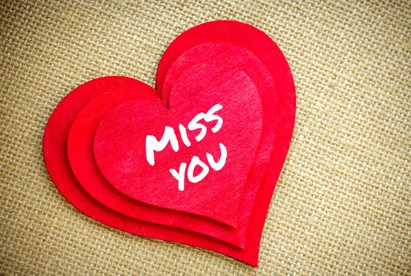 Herz mit Miss-You-Wort isoliert auf einem Klettverschluss. Valentinstag und Liebeskonzept — Stockfoto