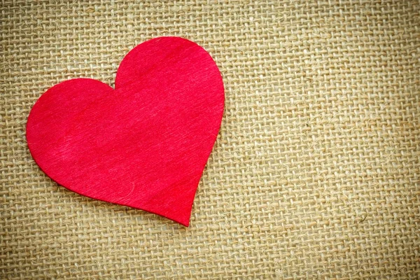 Coração isolado em um tecido de serapilheira. Dia dos namorados e conceito de amor — Fotografia de Stock