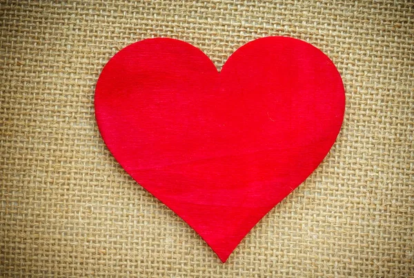 Bir çuval bezi kumaş üzerine izole kalp. Sevgililer günü ve aşk kavramı — Stok fotoğraf