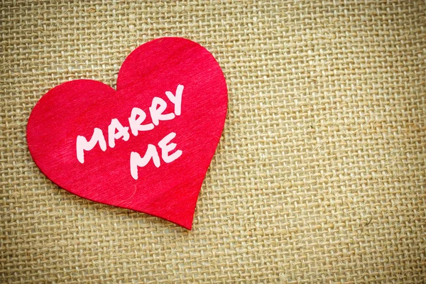 Bir çuval bezi kumaş üzerine izole kalp. Sevgililer günü ve aşk kavramı