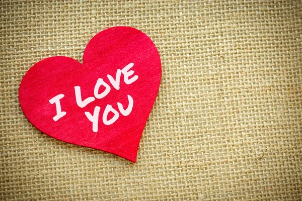 Coração com eu te amo palavra isolada em um tecido de serapilheira. Dia dos namorados e conceito de amor — Fotografia de Stock