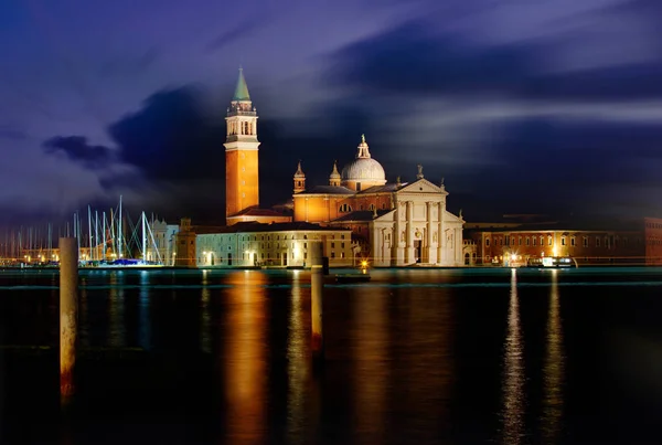 A igreja de San Giorgio Maggiore em Isola San Giorgio, Veneza e seu reflexo na lagoa — Fotografia de Stock