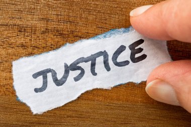 Word adalet kavramı ve grunge arka plan üzerinde eski kağıt üzerinde yazılı Tema