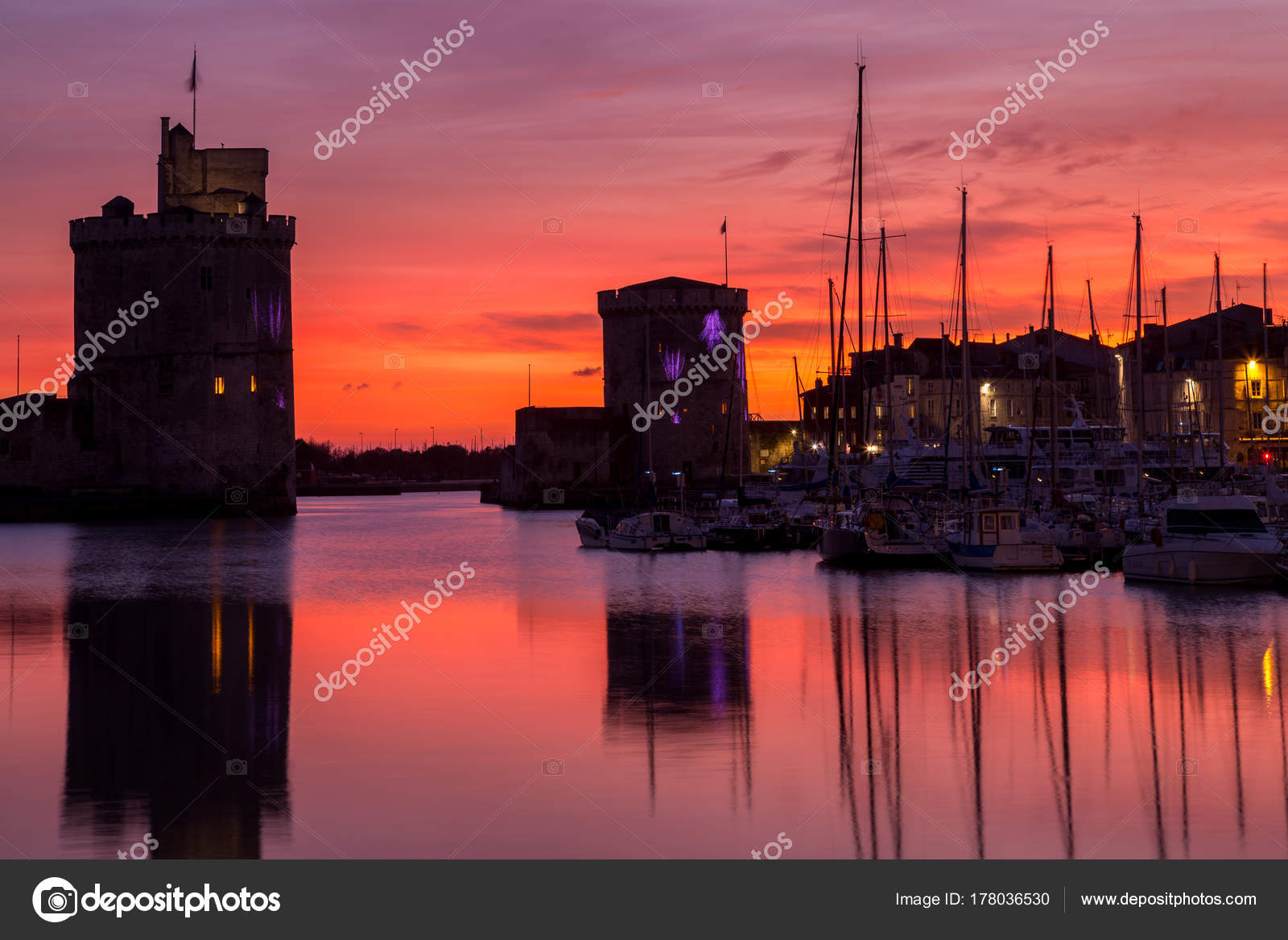 La Rochelle Port De Nuit Avec Le Beau Coucher De Soleil