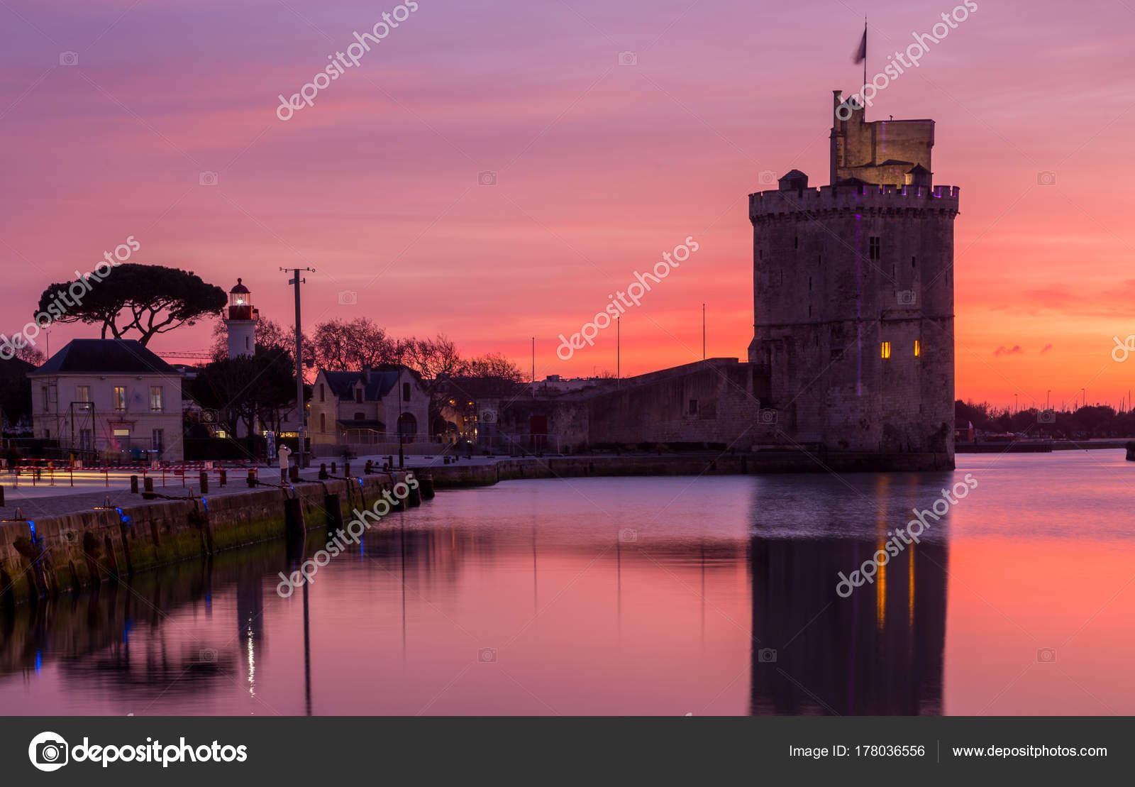 La Rochelle Port De Nuit Avec Le Beau Coucher De Soleil