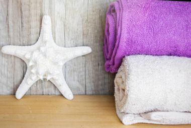 Havlu ile bir deniz yıldızı. Kavram güzellik Sağlık Spa ve sağlıklı yaşam.