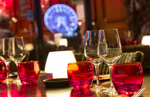 Украшение стола с вином и цветными стаканами для воды — стоковое фото