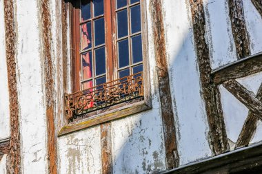 tipik bir brittany evin dış cephesinde portre