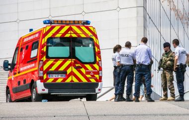 Polis ve bir ambulans yanındaki bir toplantı mı asker
