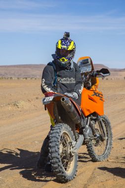Motobike Fas geniş çöl ile yanındaki kişi