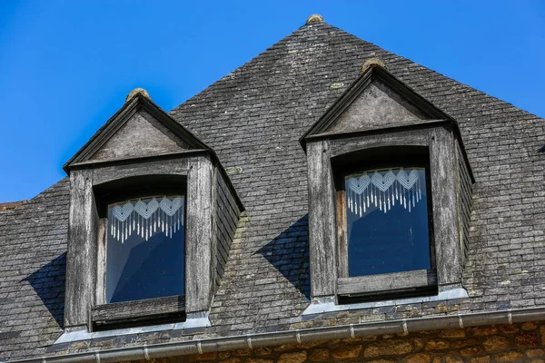 Fachada exterior y techo de pizarra de una casa típica de Bretaña —  Fotos de Stock