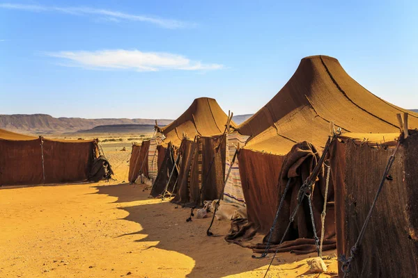 Carpas en medio del desierto con montañas al fondo, en un día soleado — Foto de Stock