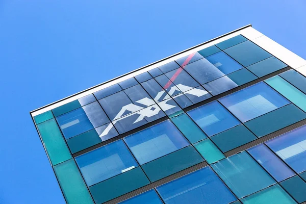 AXA logo op een gebouw, axa is een Franse verzekeringsmaatschappij. — Stockfoto