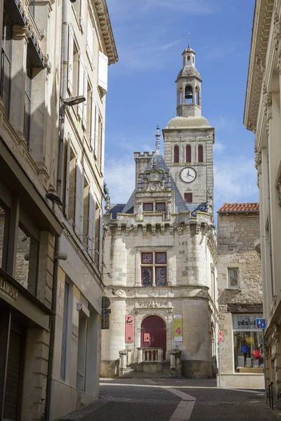 Calle comercial de un pequeño pueblo de pronince, Niort, terminado por una iglesia de estilo medieval —  Fotos de Stock